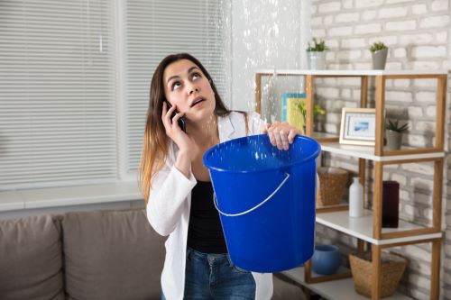 plombier Gémenos - une femme constate une fuite d'eau