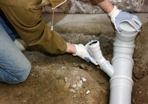 plombier Lesquin - un plombier s'occupe du raccordement sanitaire d'une maison