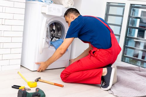 plombier Marseille 13007 - un plombier installe un lave-linge