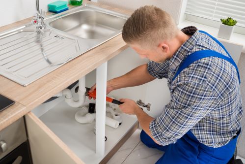 plombier Saint-Victoret - un artisan installe une salle de bains neuve