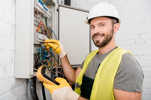 Électricien Choisy-le-Roi - Un électricien effectue des tests sur un compteur électrique