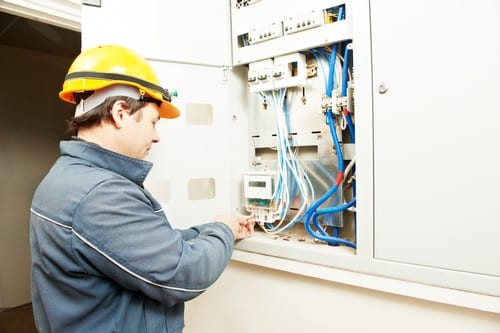 Électricien Massy - Un artisan répare un tableau électrique.