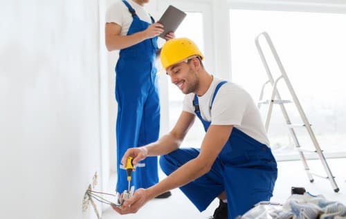 Électricien Massy - Des électriciens installe le réseau électrique d'une maison.