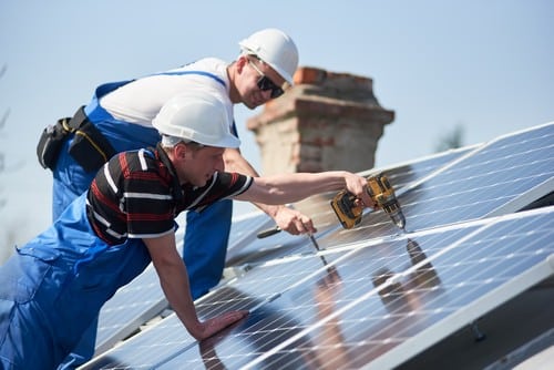 Électricien Saint-Priest - Un électricien installe un panneau solaire