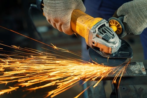 Serrurier Alfortville - Un serrurier travaille dans son atelier.