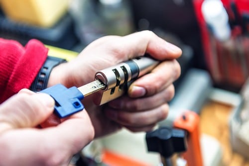 Serrurier Amiens - Un serrurier teste un cylindre de porte avec une clé