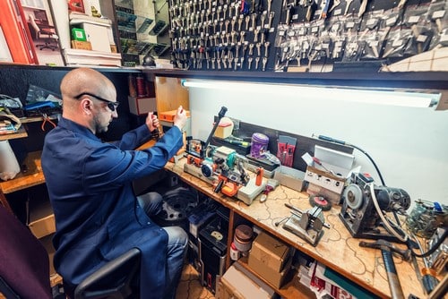 Serrurier Antony - Un homme travaille sur des machines servant à dupliquer des clés