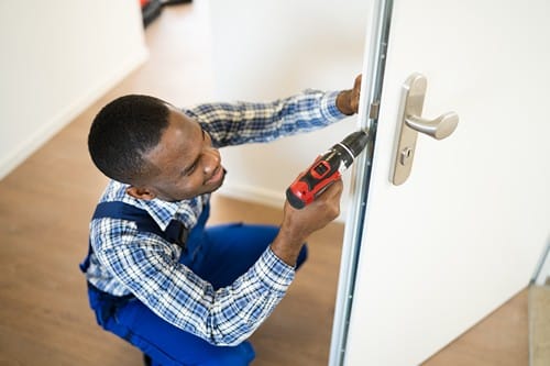 Serrurier Bondy - Un artisan installe une serrure.