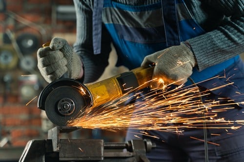 Serrurier Chalon-sur-Saône - Un serrurier utilise une scie à métaux