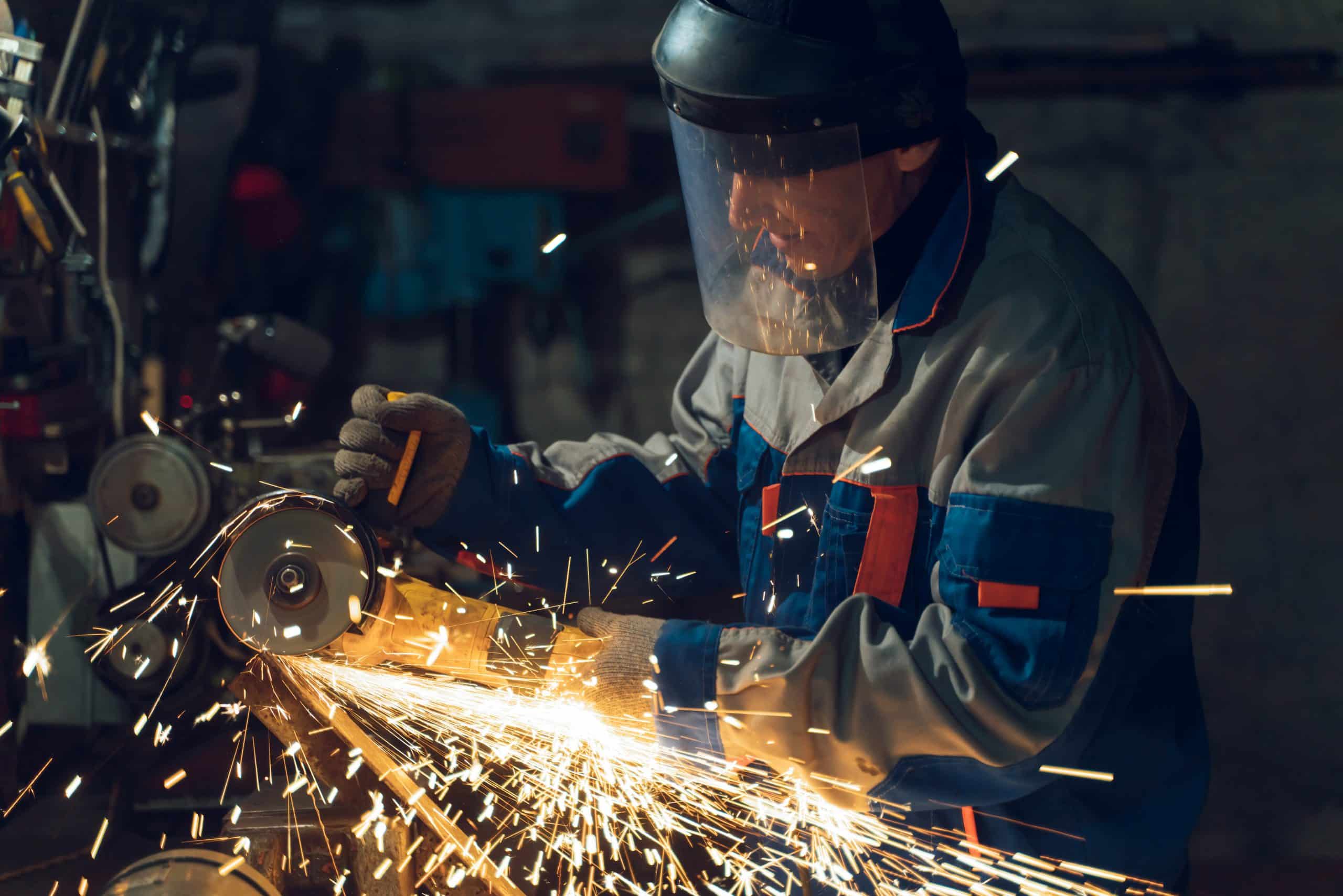 Serrurier Châlons-en-Champagne - Un serrurier travaille dans un atelier de métal