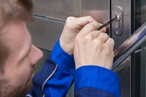 Serrurier Chambéry - Un serrurier ouvre une porte avec un crochet