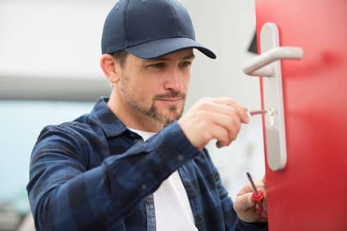 Serrurier Champigny-sur-Marne - Un serrurier installe une poignée de porte