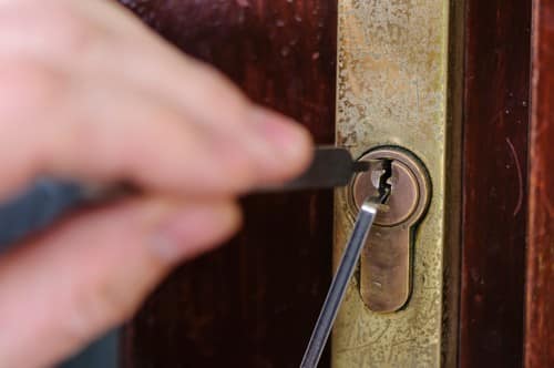 Serrurier Champigny-sur-Marne - Un serrurier ouvre une porte à l'aide d'un crochet