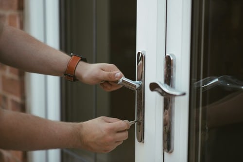 Serrurier Corbeil-Essonnes - Un serrurier ouvre un porte avec une clé