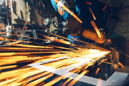 Serrurier Gennevilliers - Un serrurier travaille avec une machine dans son atelier