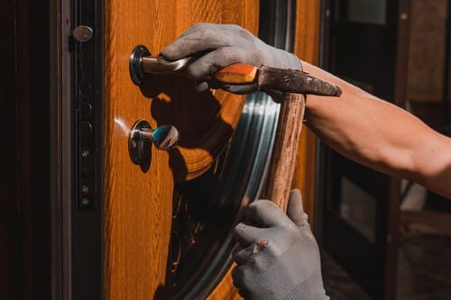 Serrurier Meaux - Un serrurier installe une porte.