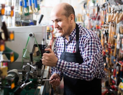 Serrurier Nantes - Un serrurier est dans un magasin