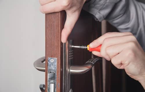 Serrurier Puteaux - Un artisan répare une porte.