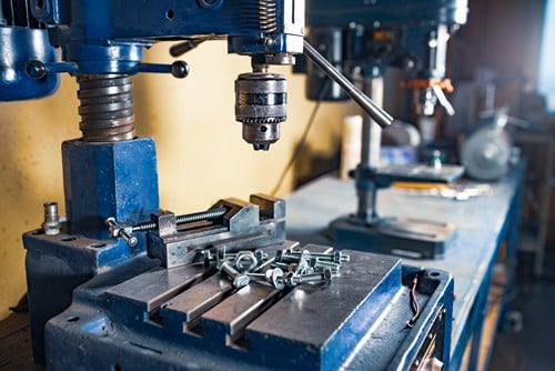 Serrurier Rosny-sous-Bois - Des outils en métal sont posés sur une machine