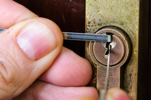 Serrurier Rouen - Un serrurier ouvre met un crochet ans une serrure