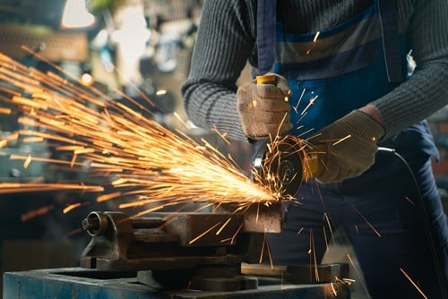 Serrurier Saint-Germain-en-Laye - Un artisan travaille dans son atelier.