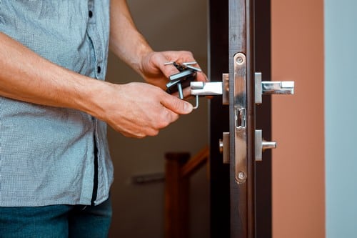 Serrurier Saint-Herblain - Un serrurier installe une poigné porte.