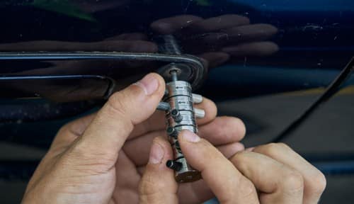 Serrurier Saint-Ouen-sur-Seine - Un serrurier tente d'ouvrir la portière d'une voiture