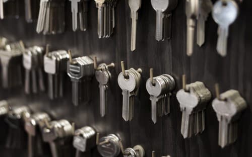 Serrurier Tourcoing - Des clés sont accrochées à un mur