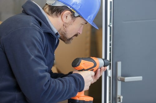 Serrurier Troyes - Un serrurier installe un nouveau verrou de porte d'entrée