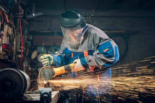 Serrurier Vénissieux - Un serrurier travaille dans son atelier.