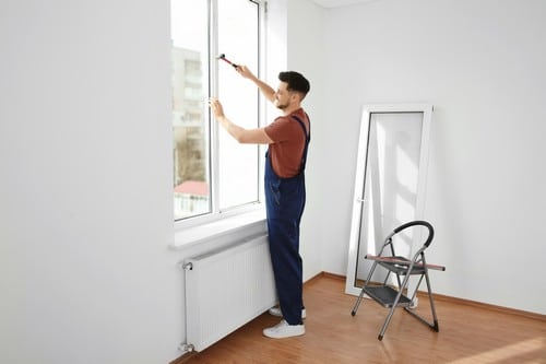 Vitrier Angers - Un artisan installe une porte-fenêtre.