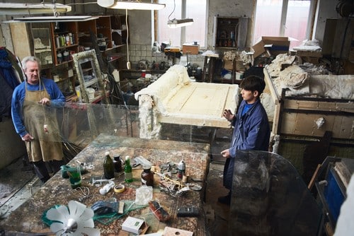 Vitrier Argenteuil - Un vitrier travaille dans un atelier