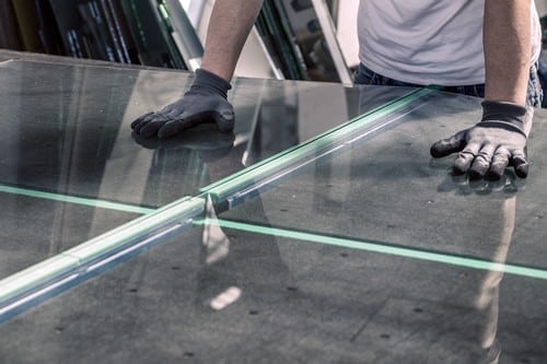 Vitrier Brest - Un vitrier découpe du verre dans son atelier.