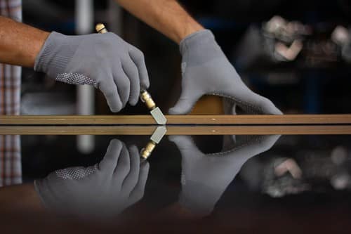 Vitrier Cergy - Un vitrier découpe du verre dans son atelier.