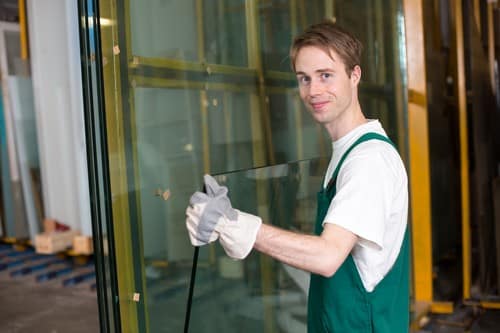 Vitrier Évry-Courcouronnes - Un vitrier tient une vitre dans ses mains