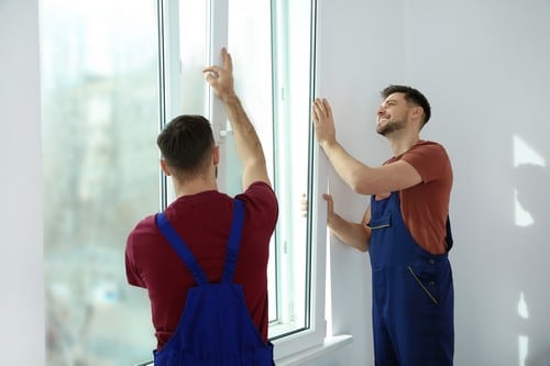 Vitrier Issy-les-Moulineaux - Deux vitriers installent une fenêtre.