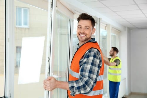 Vitrier Le Blanc-Mesnil - Deux serruriers installent des portes-fenêtre.