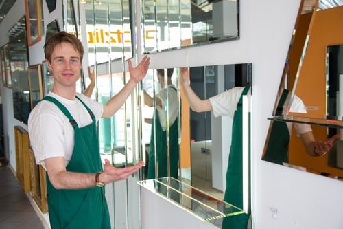 Vitrier Le Havre - Un vitrier installe des miroirs