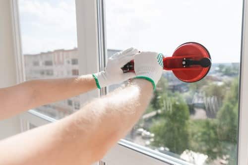 Vitrier Nanterre - Un vitrier utilise une ventouse pour fixer une fenêtre.