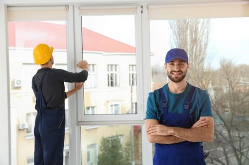 Vitrier Sevran - Deux artisans installent une baie vitrée.