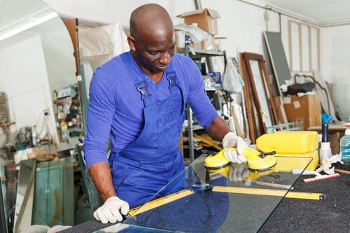 Vitrier Toulouse - Un artisan vitrier miroitier travaille dans son atelier.