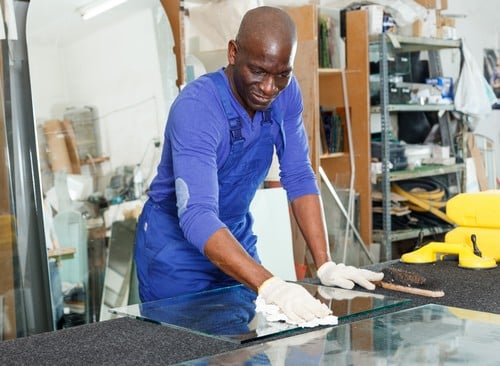 Vitrier Tourcoing - Un artisan vitrier travaille dans son atelier.