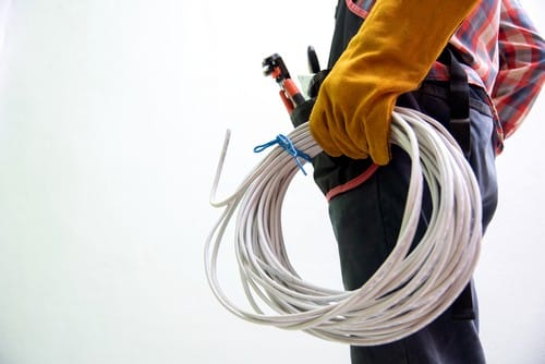 électricien Charleville-Mézières - un ouvrier tient un câble électrique