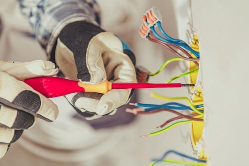 électricien Livry-Gargan - un artisan installe une prise dans un mur