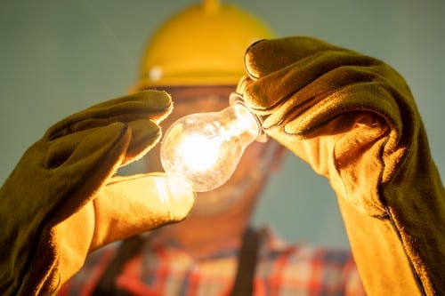 électricien Livry-Gargan - un artisan électricien tient une ampoule