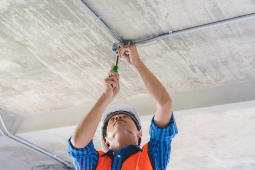 électricien Saint-Herblain - un artisan installe un point lumineux