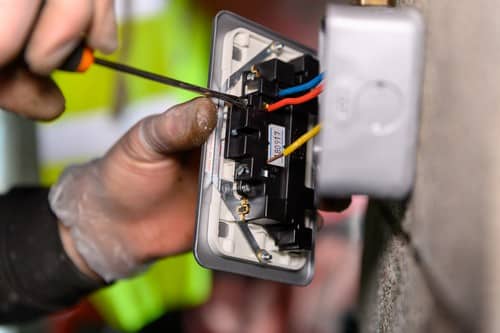 électricien Salon-de-Provence - un ouvrier installe un boîtier électrique