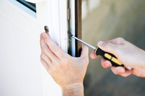 serrurier Beauvais - un artisan installe une poignée de porte