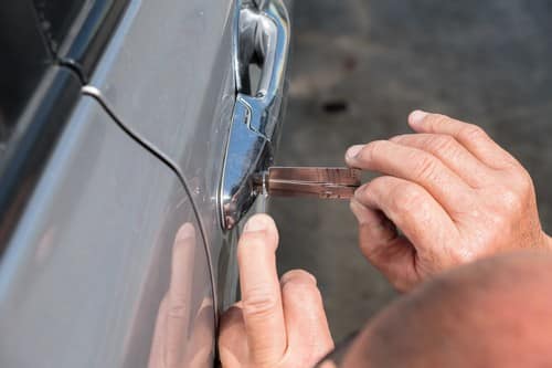 serrurier Épinay-sur-Seine - un artisan crochète une serrure de porte