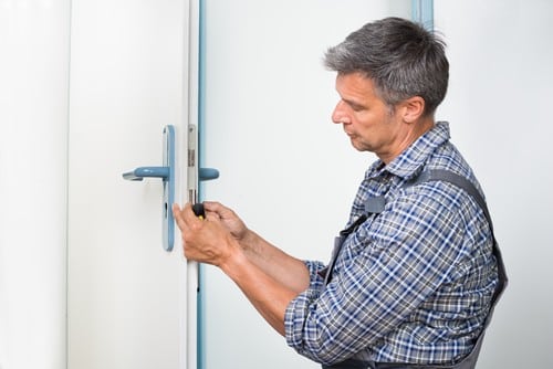 serrurier Issy-les-Moulineaux - un artisan installe une poignée de porte